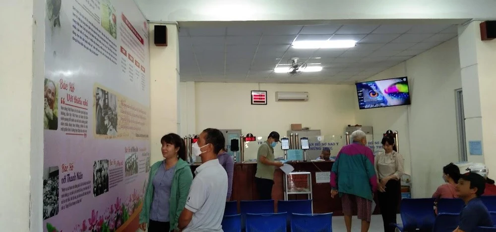 Người dân đến trụ sở UBND xã Vĩnh Lộc B làm hồ sơ đã tranh thủ xem, đọc các tài liệu về Bác. Ảnh: NGUYỄN TÝ