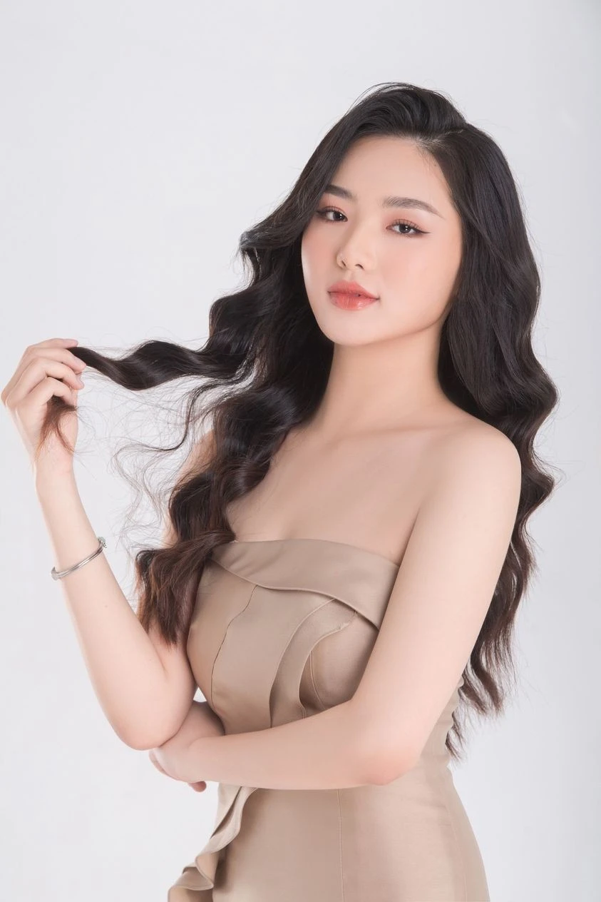 Người đẹp 3 lần lọt top, gồm top 18 Người đẹp Nhân ái, top 8 Người đẹp thể thao và top 7 Người đẹp truyền thông. Cô hiện theo học chuyên ngành Truyền thông chuyên nghiệp tại Đại học RMIT.