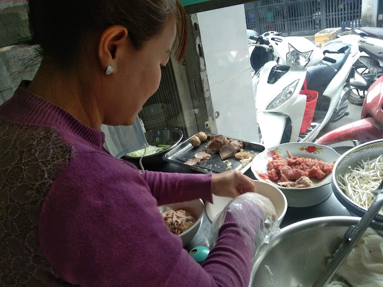 An toàn thực phẩm được chị Trúc - chủ quán phở Ngọc Hân đặt lên hàng đầu.