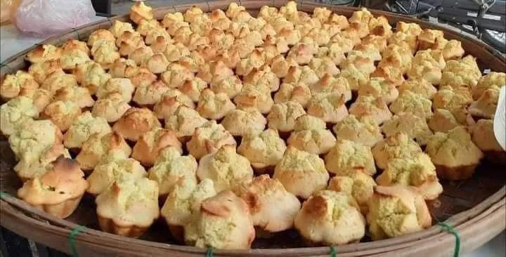 Bánh thuẫn ngày tết sau khi làm được đặt lên nia để sấy thêm một lần nữa mới thơm ngon