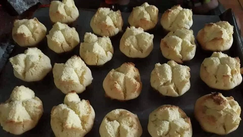 Bánh thuẫn nở đẹp trong khuôn đồng trên lò lửa than như những cánh mai vàng rực rỡ khoe sắc ngày tết