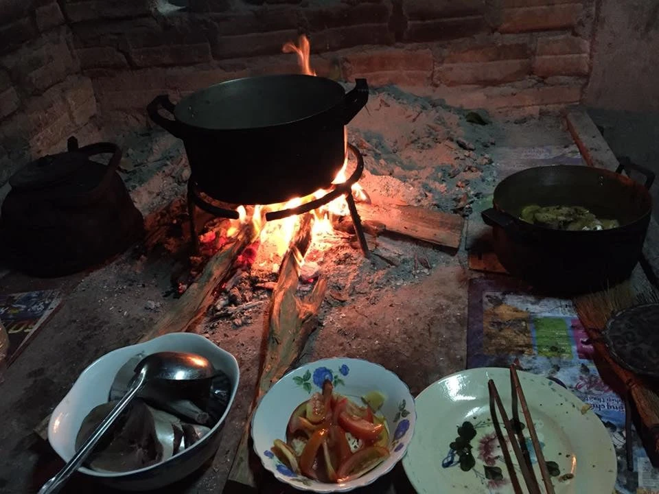 Nhiều gia đình ở nông thôn vẫn dùng bếp (kiềng 3 chân) đun củi để nấu nướng. Ảnh: NGUYỄN TÝ