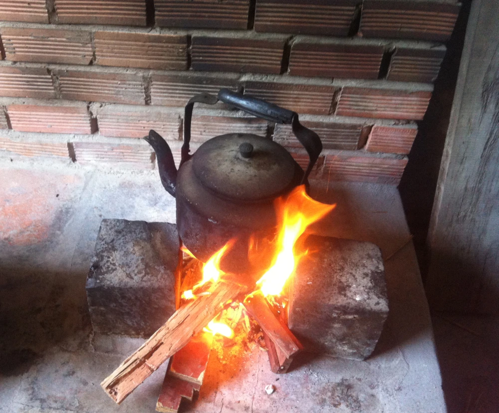 Ở các vùng nông thôn bà con vẫn còn dùng bếp củi để nấu nướng