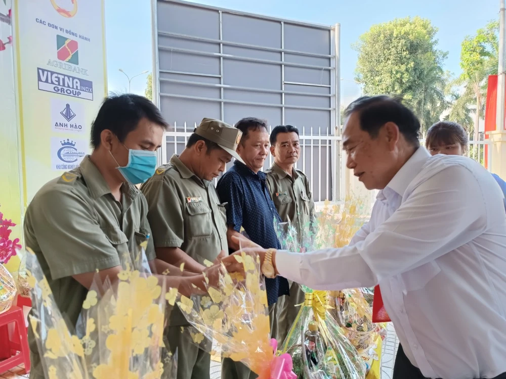 Ông Nguyễn Văn Đồng, Chủ tịch HĐQT Công ty bất động sản Vạn Phú Hưng - người đồng hành với phường hỗ trợ bà con 20 năm nay