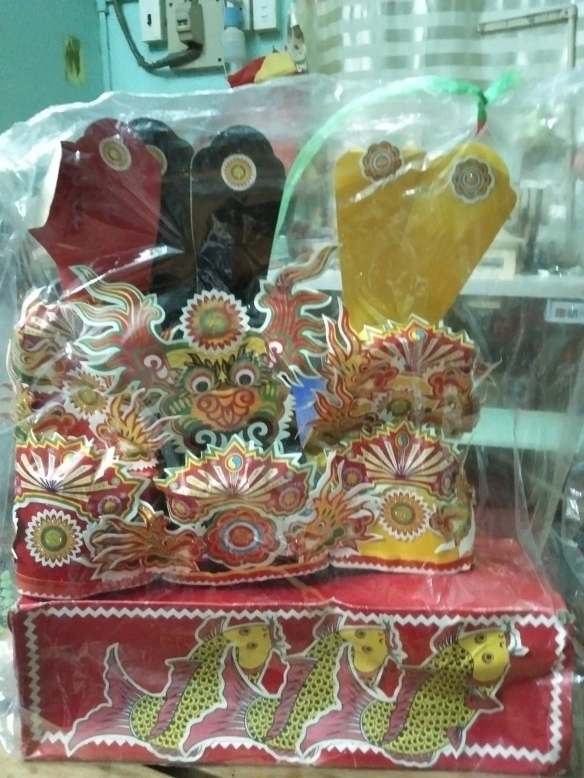 Bộ đồ cúng hai mũ ông, một mũ bà và ba con cá chép trong ngày lễ cúng Ông Táo. Ảnh: G.NGUYỄN