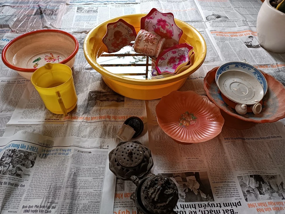 Tương tự, cũng vậy bàn thờ gia tiên cũng dùng khăn sạch, cho rượu vào thau nước để chùi rửa di ảnh, bài vị sau đó là lau chùi tất cả vật dụng trên bàn thờ.