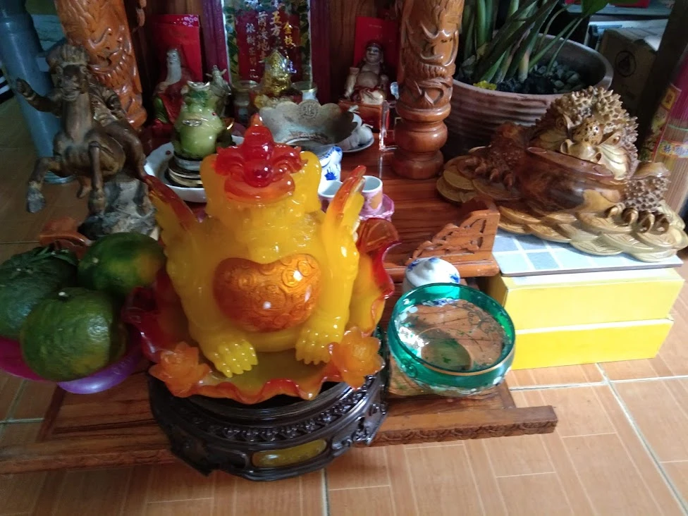 Sau khi lau dọn sạch sẽ, tươm tất, gia chủ mua lễ vật dâng cúng để chuẩn bị đón năm mới.