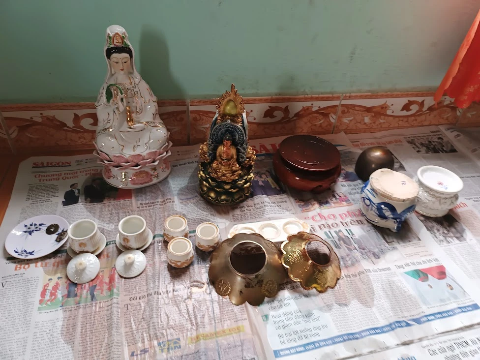 Đầu tiên nếu gia đình nào thờ Phật thì bao sái trước, dùng khăn sạch màu vàng cho rượu vào thau nước để lau chùi, rửa tượng Phật, sau đó là lau chùi bát hương, ly, đĩa trái cây, bình bông...