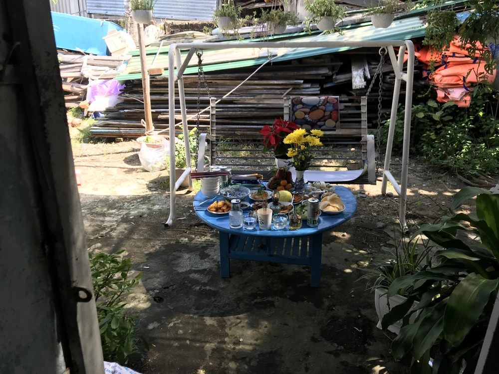 Một mâm cúng đất đai. Ảnh: NGUYỄN LỰC