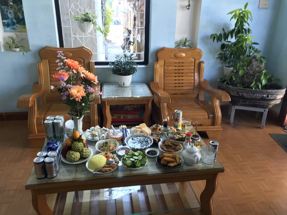 Mâm cúng giữa nhà