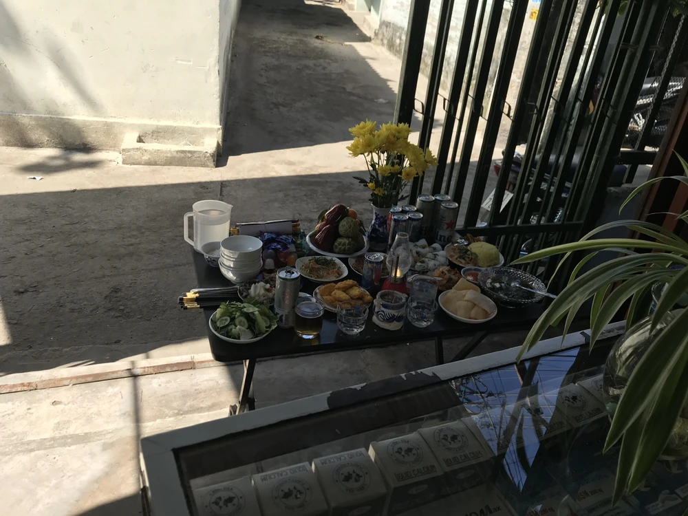 Mâm cơm cúng đất đai đơn giản, đặt trước cửa cái.