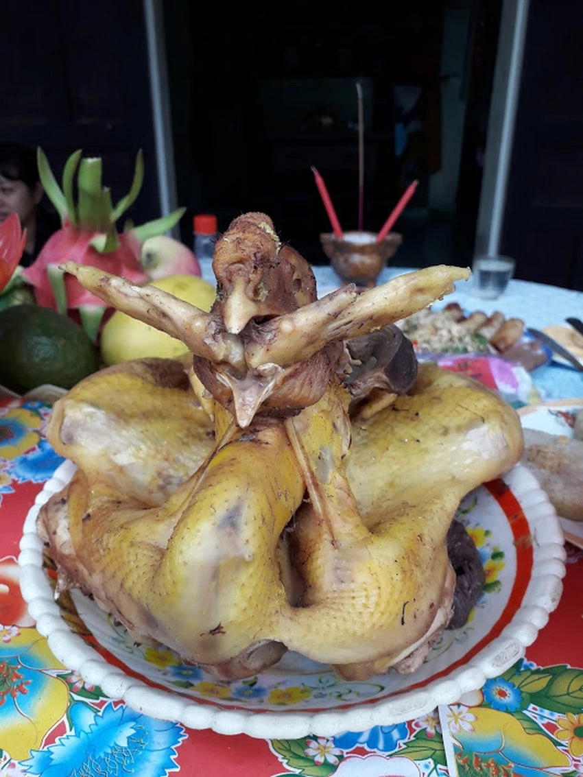 Nhiều gia đình thường cúng tất niên gà trống