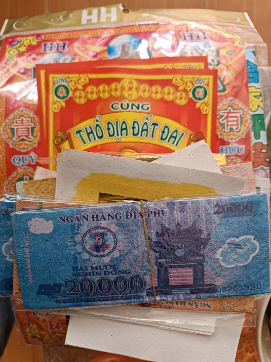 Tốt nhất có bộ áo giấy cúng, sau khi cúng xong thì hóa vàng.