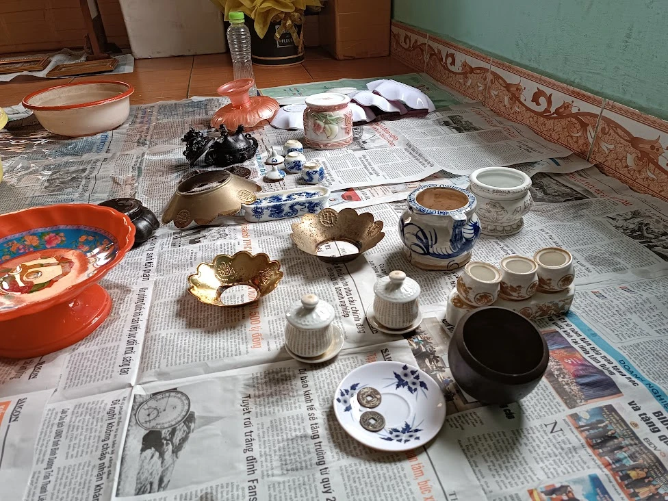 Đồ vật thờ sau khi lau dọn để khô ráo