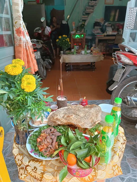 Mâm cúng trước sân nhìn từ bên ngoài vào trong nhà