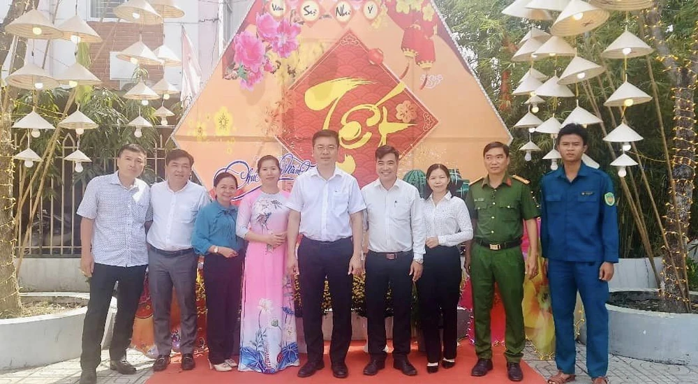 Ông Võ Đức Thanh, Chủ tịch UBND huyện Bình Chánh thăm và chúc tết Đảng ủy, UBND xã Vĩnh Lộc B