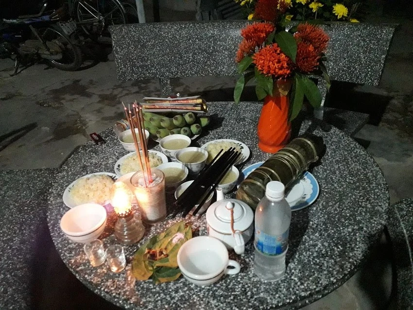 Mâm cúng Giao thừa đặt giữa sân, ngoài trà, trầu cau, xôi chè... còn có đòn bánh tét chay Mâm cúng Giao thừa đặt giữa sân, ngoài trà, trầu cau, xôi chè... còn có đòn bánh tét chay