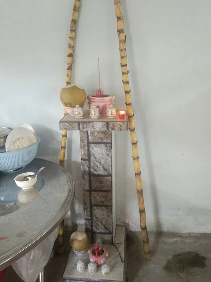 Lễ hóa vàng nhằm cung cấp cho người đã khuất tiền, quần áo (giấy), gậy đi đường (cây mía).