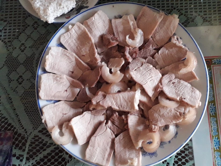 Gia đình nên tự pha chế một vài món, như khổ qua hầm thịt, thịt luộc để cúng trên bàn thờ