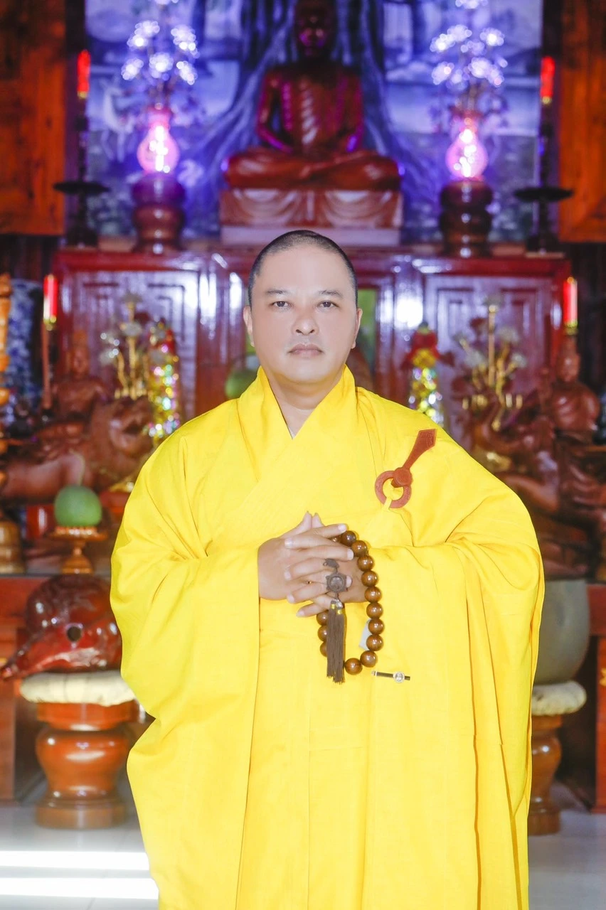 Thượng tọa Thích Giác Chí, trụ trì chùa Từ Vân (156 đường 6A, ấp 6A, xã Vĩnh Lộc B, huyện Bình Chánh, TP.HCM), cho biết: "Tết Nguyên đán: Cúng bánh ngọt, trà, không cúng gạo muối".