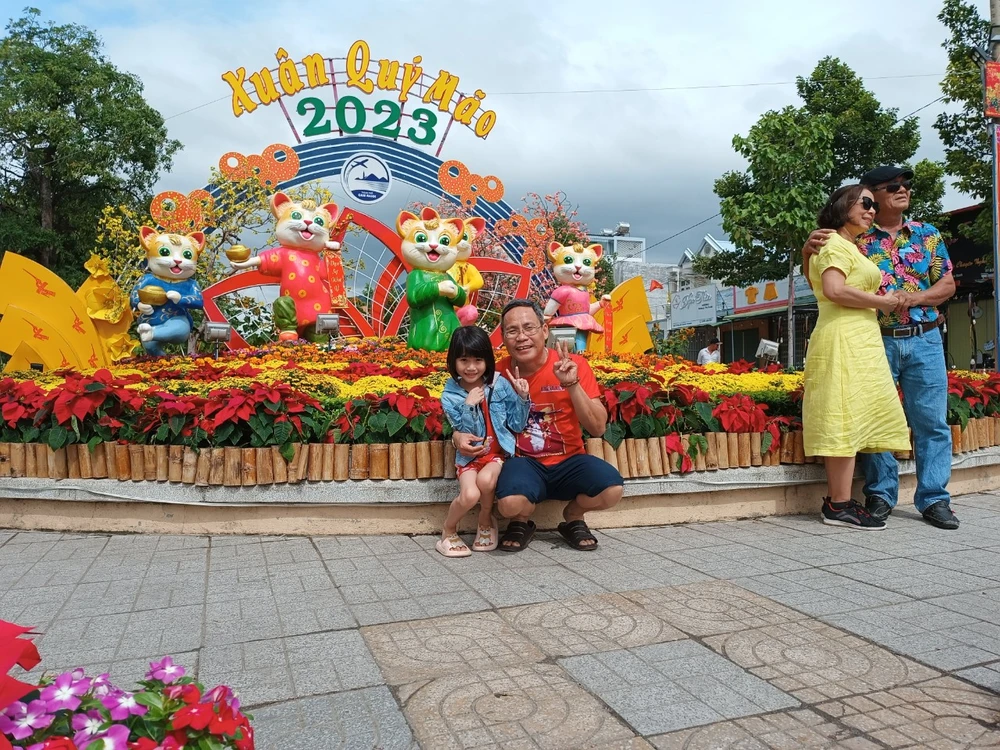 Đường hoa và linh vật mèo ở thành phố Cam Ranh, Khánh Hòa được người dân địa phương và du khách check-in