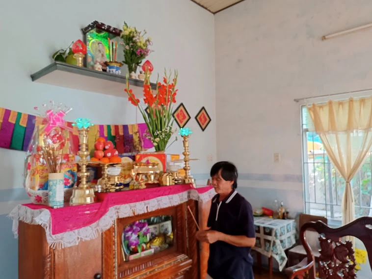 Gia chủ cúng đưa ông bà