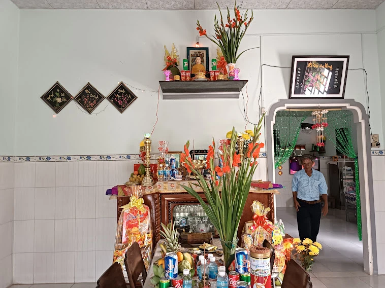 Lễ vật giống như lễ cúng gia tiên: Ngũ quả, hương hoa, giấy tiền vàng mã, đèn nến, trầu cau, rượu, trà, bánh chưng (hoặc bánh tét). Ảnh: GIÁP NGUYỄN