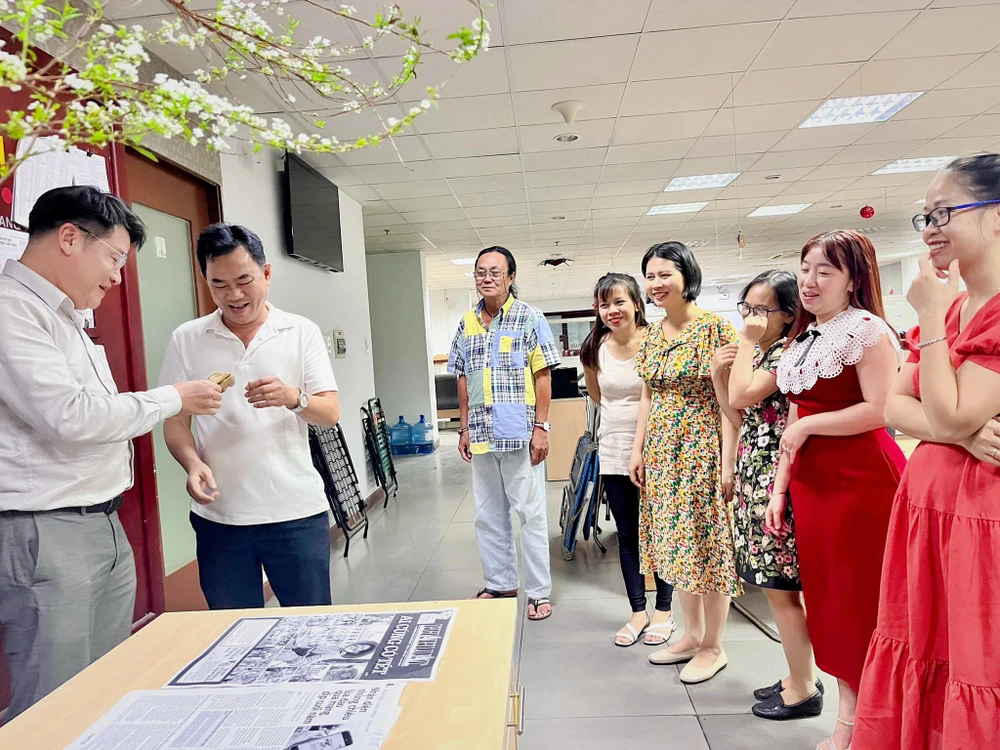 Những ngày cuối năm trong cơ quan, xí nghiệp, cơ sở… người đứng đầu (sếp/ thủ trưởng…) thường lì xì lấy lộc nhân buổi làm việc cuối cùng của năm cũ hay khai trương, ngày làm việc đầu năm mới… Những ngày cuối năm trong cơ quan, xí nghiệp, cơ sở… người đứng đầu (sếp/ thủ trưởng…) thường lì xì lấy lộc nhân buổi làm việc cuối cùng của năm cũ hay khai trương, ngày làm việc đầu năm mới…