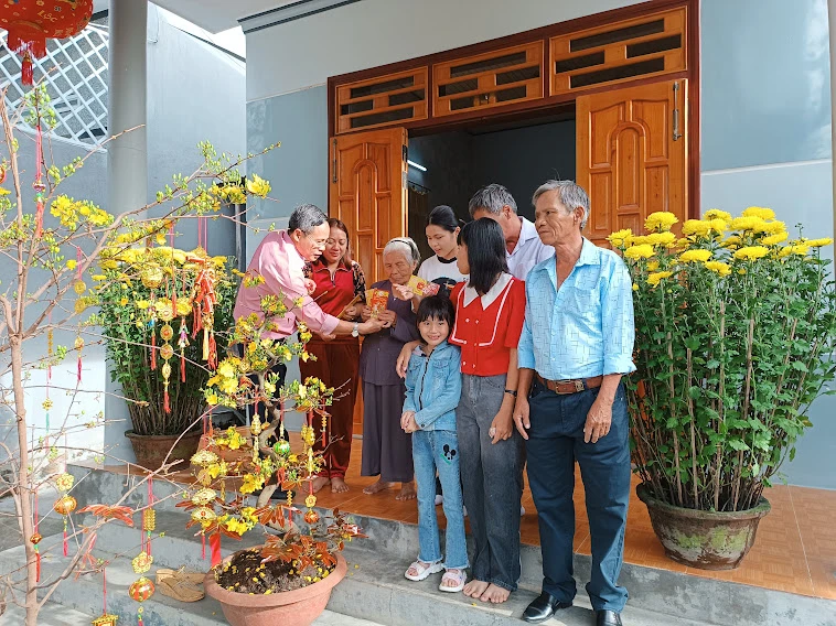 Con cháu ra mừng tuổi ông bà, cha mẹ. Ảnh: CÔNG NHẬT Con cháu ra mừng tuổi ông bà, cha mẹ. Ảnh: CÔNG NHẬT