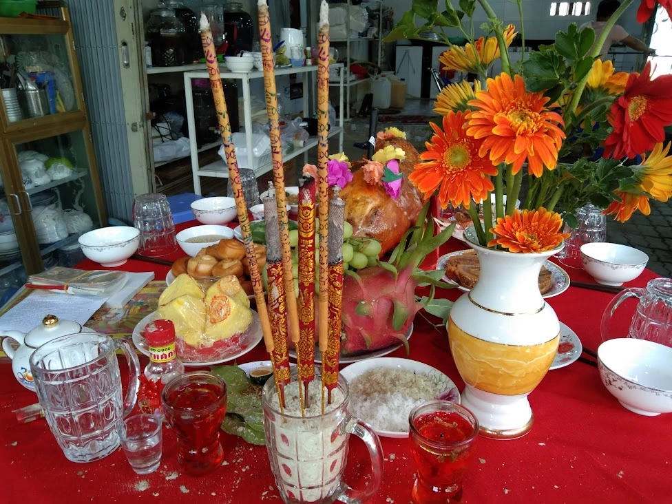 Mâm cúng thường được đặt giữa nhà