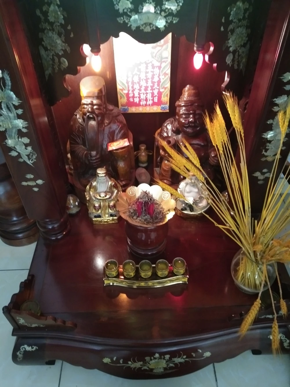 Hình ảnh phối thờ Ông Địa – Thần tài. Ảnh: TRƯƠNG CÔNG Hình ảnh phối thờ Ông Địa – Thần tài. Ảnh: TRƯƠNG CÔNG