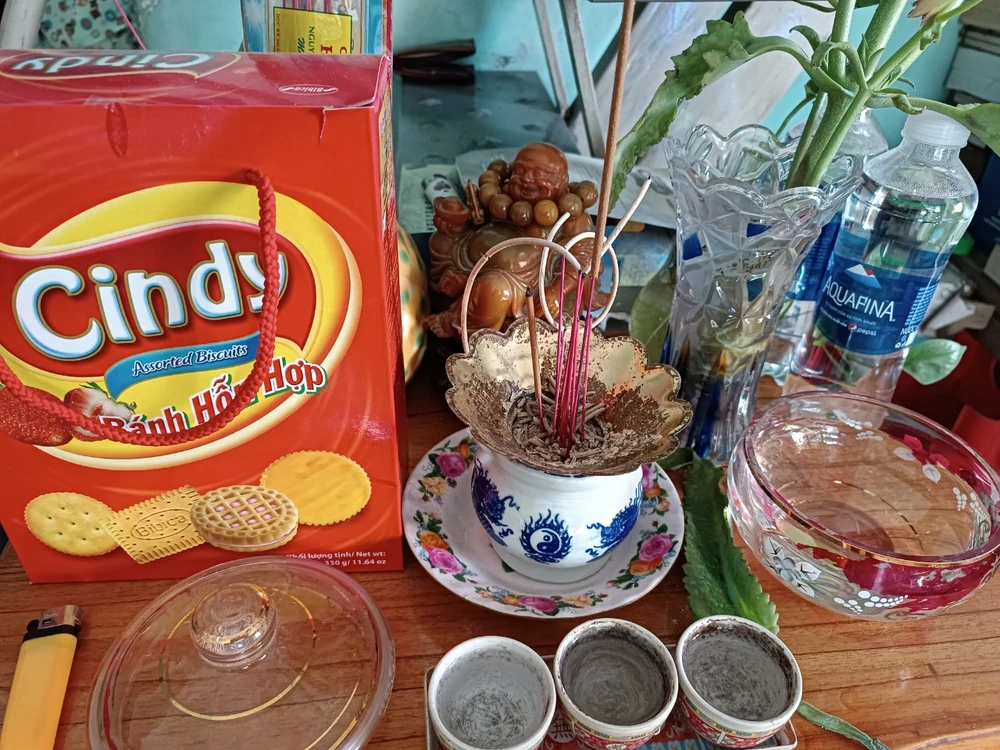 Trên bàn thờ Thần tài -Thổ địa thường bài trí Phật Di Lặc - tượng trưng cho sự hoan hỉ, may mắn.