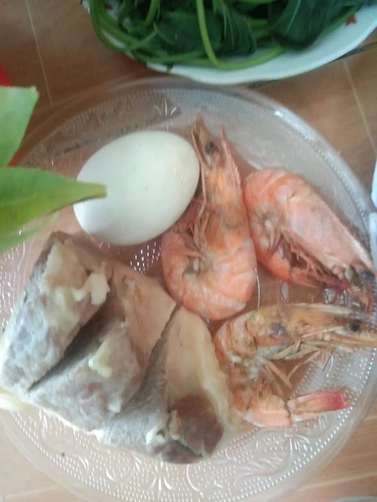 Bộ tam sên gồm tôm (có nơi là cua), thịt heo luộc, trứng.