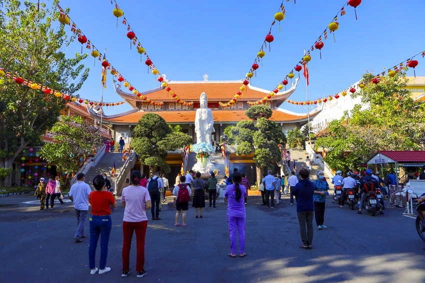 Người dân đi chùa ngày Rằm tháng Giêng. Ảnh: NGUYỆT NHI