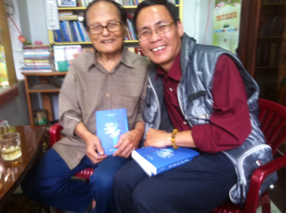 Nhà thơ Giang Nam và tác giả bài viết gặp nhau vào năm 2017. Ảnh: TRẦN VẠN GIÃ