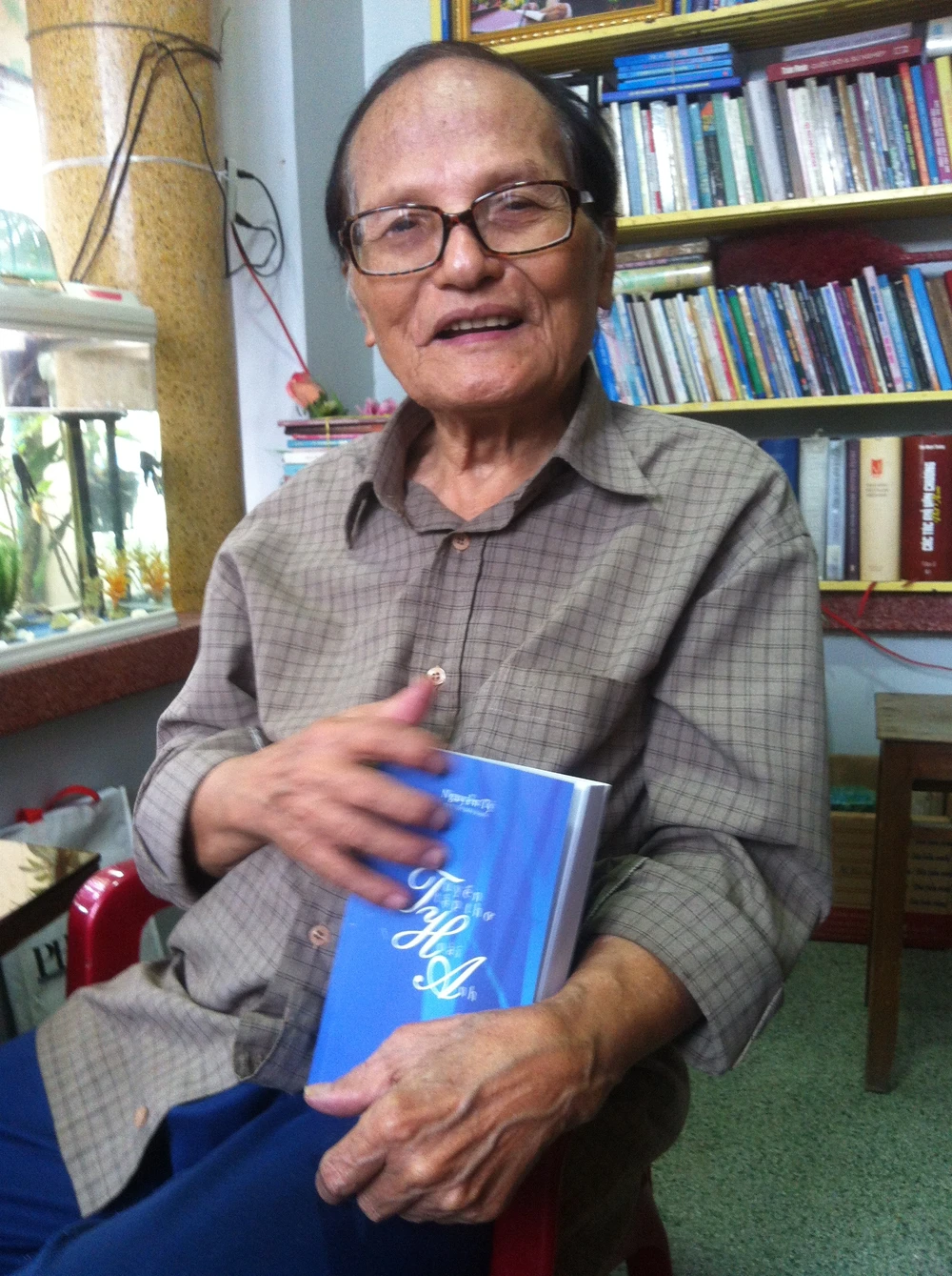 Nhà thơ Giang Nam tại nhà riêng 46 đường Yersin, TP Nha Trang, năm 2017. Ảnh: NGUYỄN TÝ