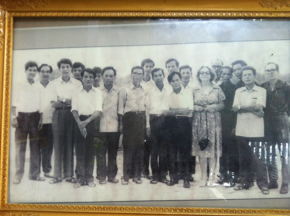 Nhà thơ Giang Nam (thứ 8 từ trái sang) cùng các nhà văn Nguyễn Qang Sáng, Anh Đức, nhà thơ Viễn Phương... Ảnh: TL