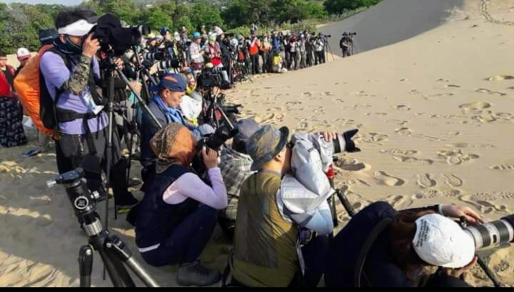 Nhiều tác phẩm ảnh chụp đồi cát Nam Cương, đã đạt giải cao tại các cuộc thi ảnh trong và ngoài nước. Những bức ảnh đẹp nhất về nơi này mà mọi người có thể tìm thấy trên mạng internet, đều có bóng dáng của họ trong đó.