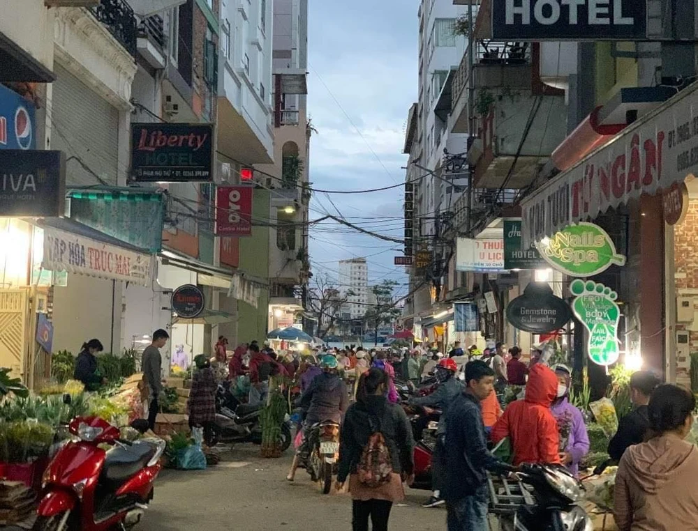 Ra khỏi phố về ngủ đêm nơi ngoại ô. Đêm thinh không yên ắng tiếng ếch kêu ngoài ao, tiếng rì rầm bụi tre đầu ngõ ngày trở gió, trằn trọc giấc khuya chợt khắc khỏi không hiểu nhớ gì. Ra khỏi phố về ngủ đêm nơi ngoại ô. Đêm thinh không yên ắng tiếng ếch kêu ngoài ao, tiếng rì rầm bụi tre đầu ngõ ngày trở gió, trằn trọc giấc khuya chợt khắc khỏi không hiểu nhớ gì.