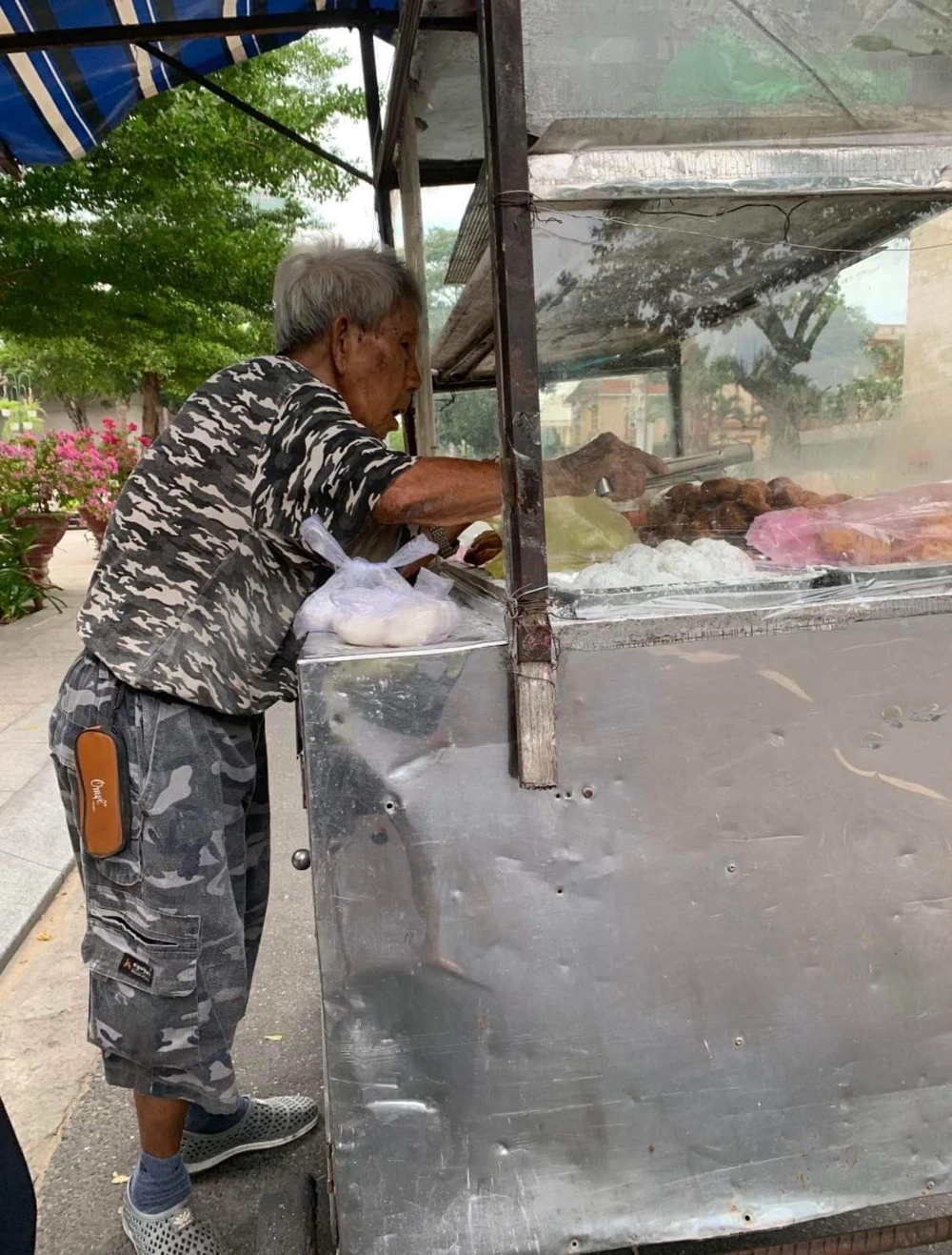 Nhớ tiếng rao của người bán hủ tiếu. Ảnh: LƯU BÌNH Nhớ tiếng rao của người bán hủ tiếu. Ảnh: LƯU BÌNH