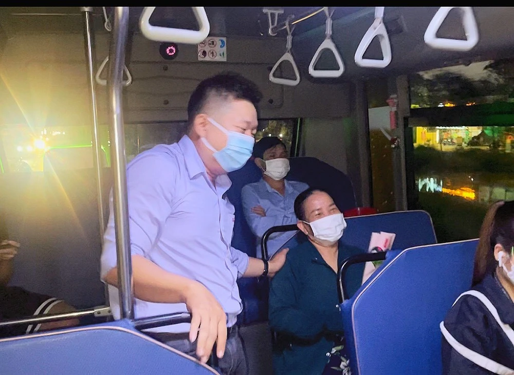 Hành khách vui vẻ khi nhận những món quà của anh Huy. Ảnh KHÁNH TRÚC