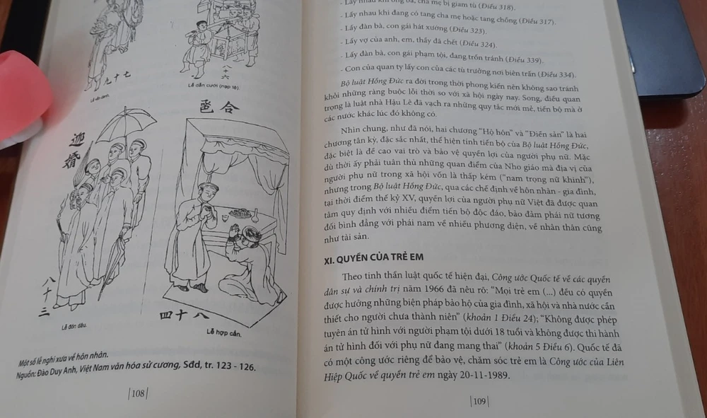 Một trang trong sách Nhân quyền của người Việt từ Bộ luật Hồng Đức đến Bộ luật Gia Long. Ảnh: TRẦN ĐÌNH BA