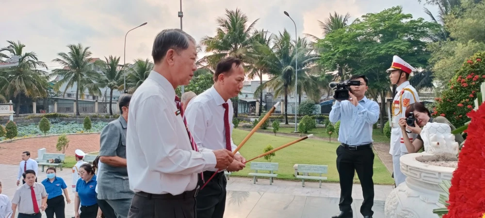 Ông Trần Văn Nam, Bí thư Huyện ủy huyện Bình Chánh cùng đoàn đại biểu dâng hương