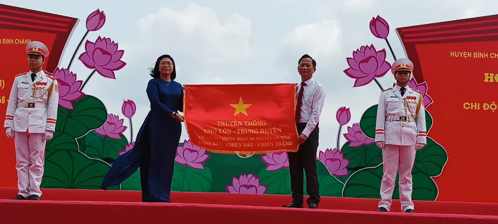 Trao cờ truyền thống