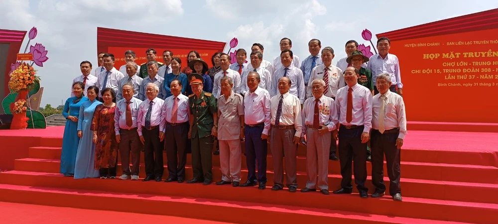 Đoàn đại biểu cấp cao của Đảng và Nhà nước chụp ảnh lưu niệm