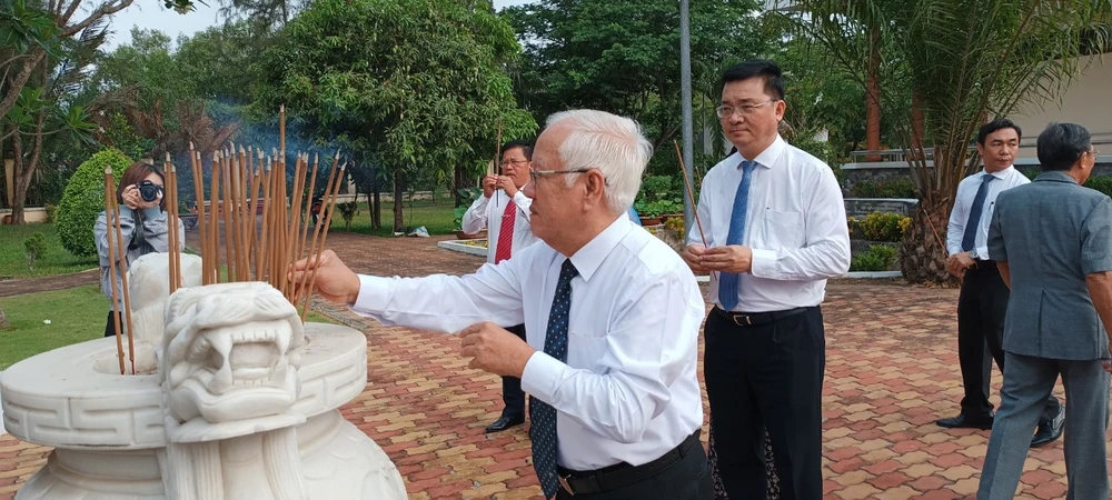 Ông Lê Hoàng Quân, nguyên Ủy viên Trung ương Đảng, nguyên Chủ tịch UBND TP.HCM dâng hương tại Khu Di tích Láng Le - Bàu Cò.