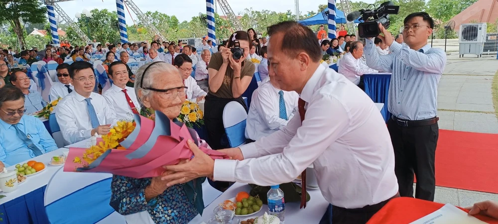 Ông Trần Văn Nam, Bí thư huyện ủy huyện Bình Chánh tặng hoa, quà cho Mẹ Việt Nam Anh hùng Nguyễn Thị Cảnh