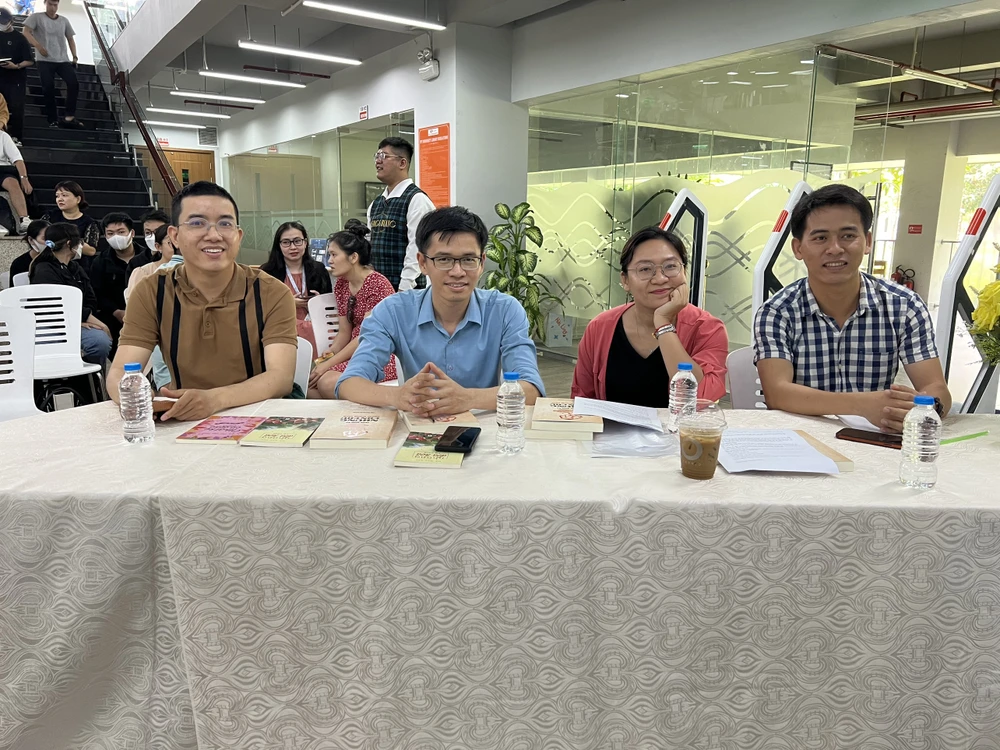 Các diễn giả tham dự buổi giao lưu (từ trái qua): Nhà báo – Nhà văn Hồ Huy Sơn, Biên tập viên – Tác giả Trần Đình Ba, MC Hồ Yên Thục, chuyên viên thiết kế đồ họa Đàm Quang Linh Vũ. Ảnh: QUỐC HƯƠNG.