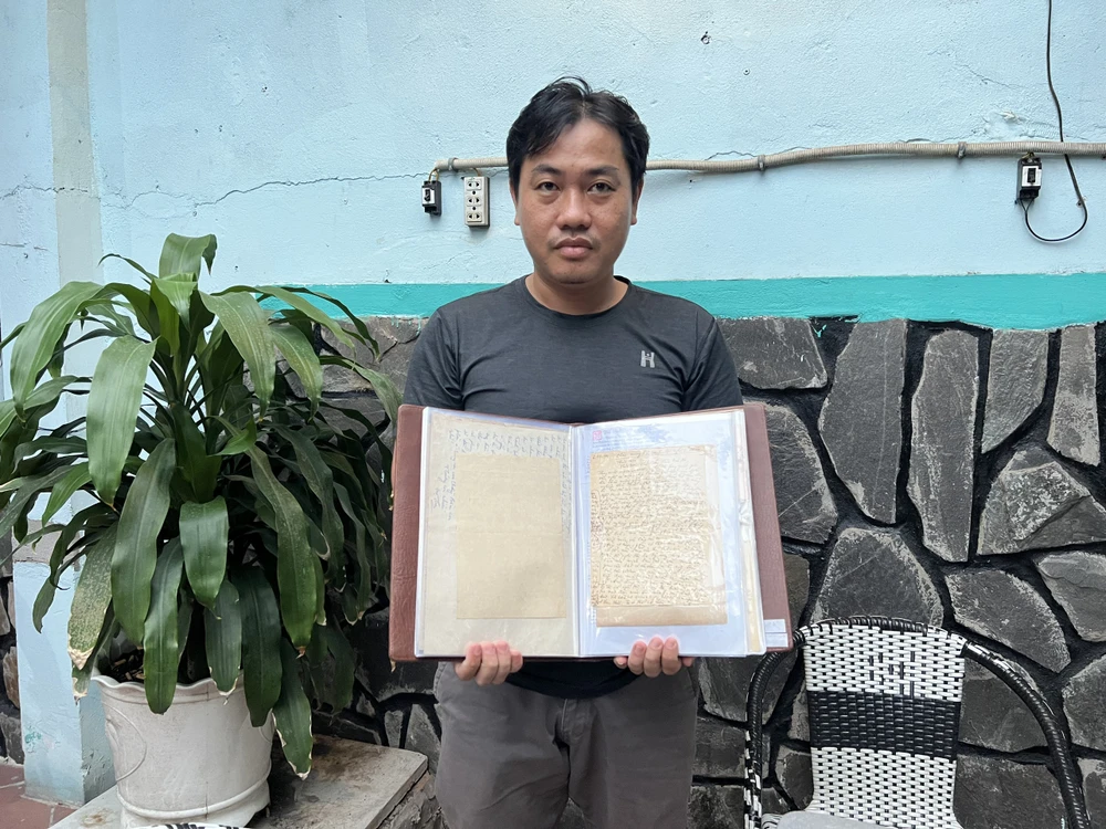 Anh Chiêm Ích Cao quan niệm, việc sưu tầm giấy tờ, đơn xin trợ cấp liên quan đến văn nghệ sĩ lưu giữ một phần ký ức của văn đàn Việt Nam trong những năm khó khăn. Ảnh: QUỐC HƯƠNG