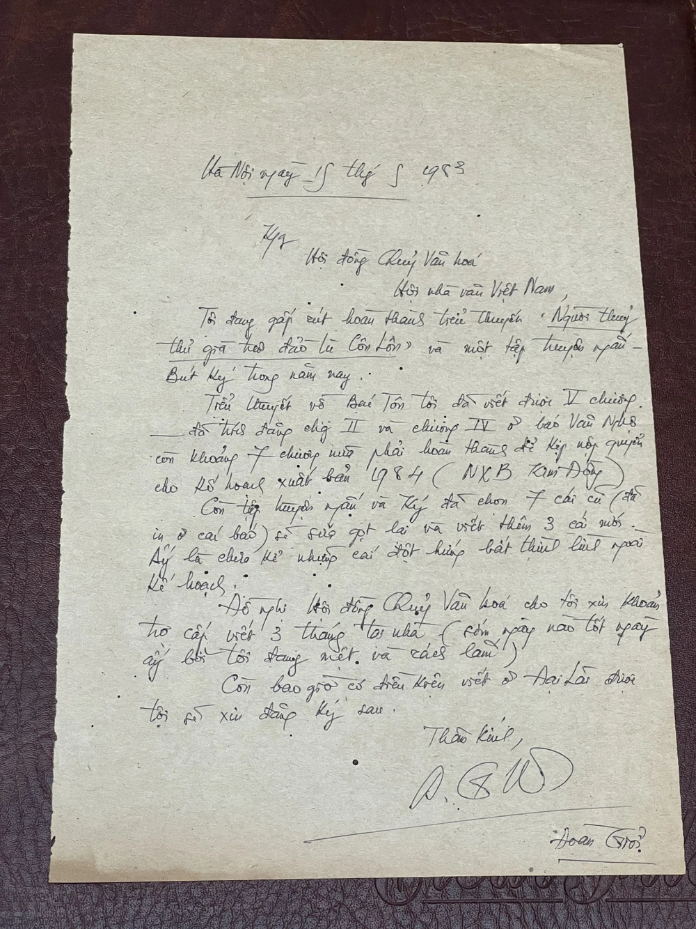Nhà văn Đoàn Giỏi viết trong thư vào ngày 15-5-1983, xin khoản trợ cấp viết sau 3 tháng làm việc tại nhà. Ảnh: QUỐC HƯƠNG.